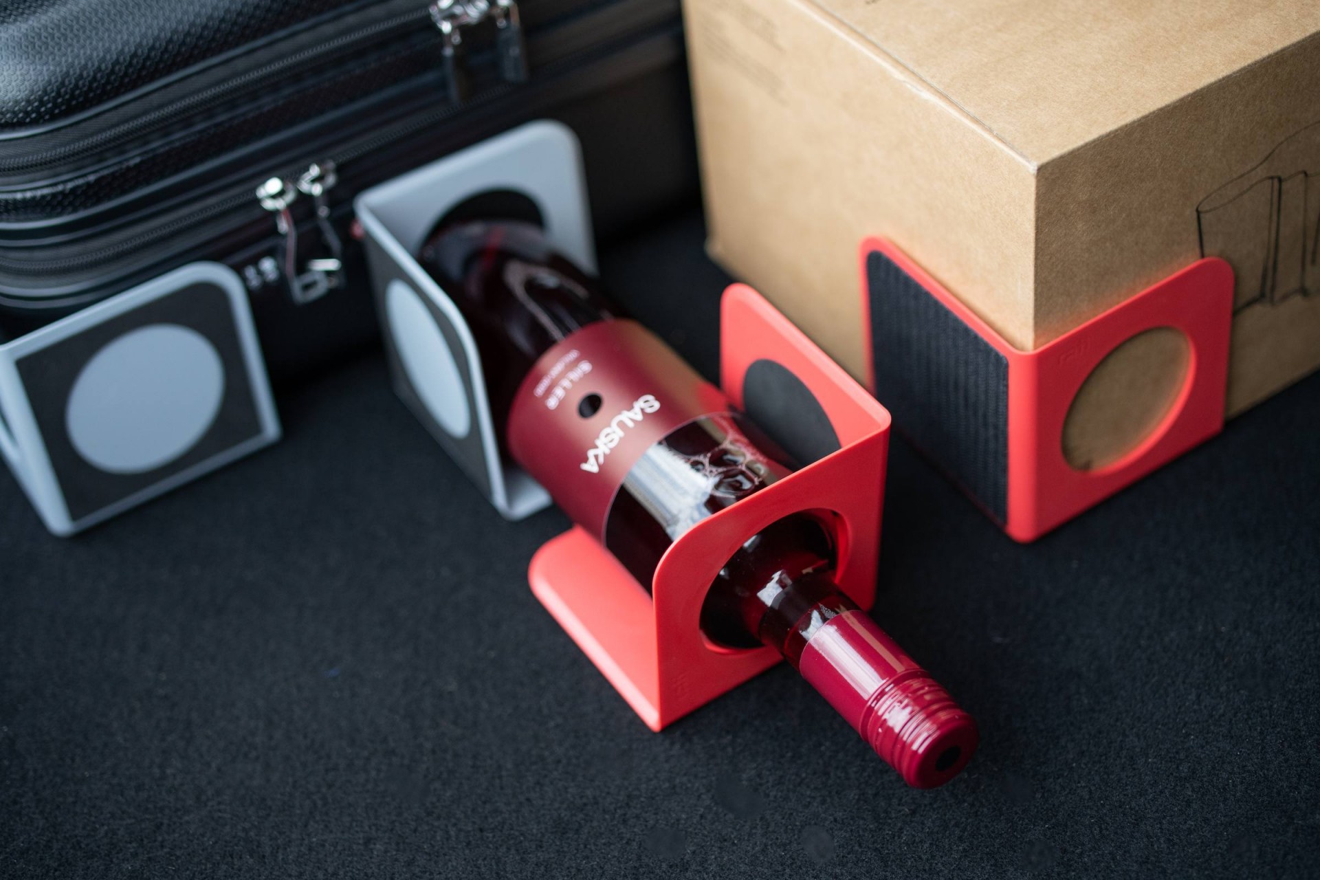 ΣΤΑΘΕΡΟΠΟΙΗΤΗΣ / ΔΙΑΧΩΡΙΣΤΙΚΟ STOPPER NOOK ΓΙΑ ΤΟ ΠΟΡΤ ΜΠΑΓΚΑΖ ΑΠΟ ΠΛΑΣΤΙΚΟ ΣΕ ΚΟΚΚΙΝΟ ΧΡΩΜΑ ΜΕ ΑΝΤΙΟΛΙΣΘΗΤΙΚΑ ΜΑΞΙΛΑΡΑΚΙΑ ΚΑΙ ΑΥΤΟΚΟΛΛΗΤΑ ΤΥΠΟΥ VELCRO RATI - 2 ΤΕΜ.