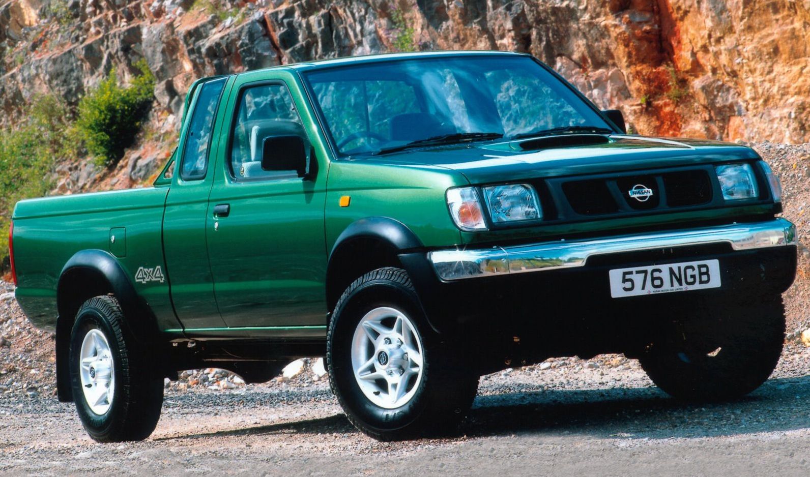 Κουκούλα αυτοκινήτου συμβατή με Nissan Pickup (D22) (07/98 - 05/02) αδιάβροχη και με επένδυση 4975x1690-1840x1610-1710