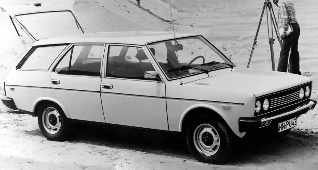 Κουκούλα αυτοκινήτου συμβατή με Fiat 131 Kombi (01/75 - 03/78) αδιάβροχη και με επένδυση 4264x1632-1642x1410