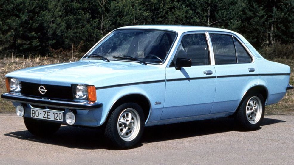 Κουκούλα αυτοκινήτου συμβατή με Opel Kadett (C) Stufenheck (08/73 - 07/79) αδιάβροχη και με επένδυση 4138x1580x1385