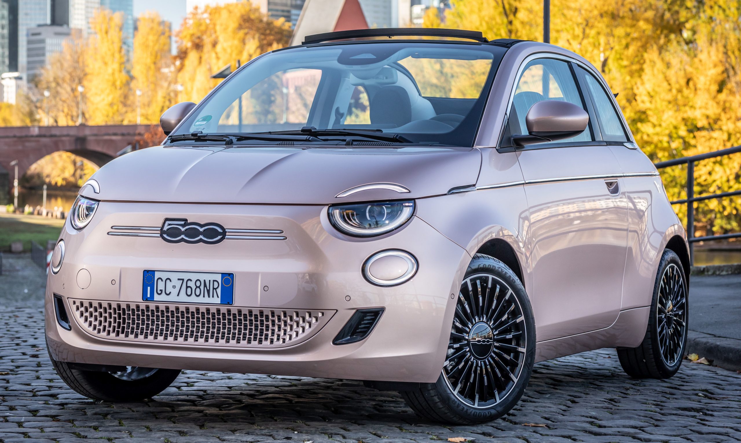 Κουκούλα αυτοκινήτου συμβατή με Fiat 500e (FA1) Cabrio (ab 11/20) ( - ) αδιάβροχη και με επένδυση 3632x1683x1527