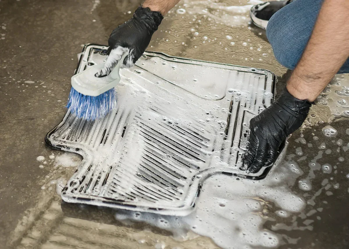 Λαστιχένια πατάκια αυτοκινήτου καθαρισμός